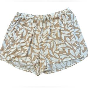 Torrid 2 High Rise Gauze Cargo Shorts Beige Leaf 5” EUC